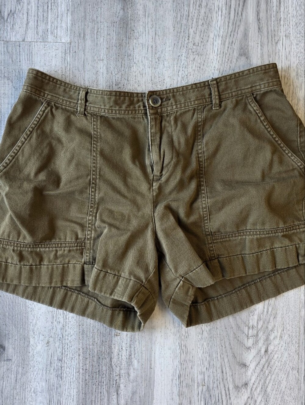 Old Navy Women’s 6 Olive Green Utility Shorts